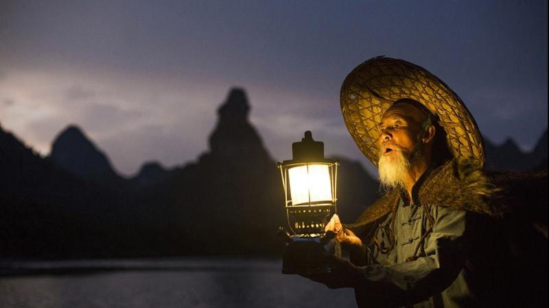 Người mù cầm đèn lồng