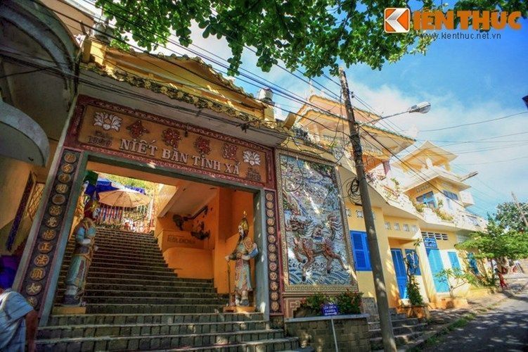 Cổng vào tịnh xá