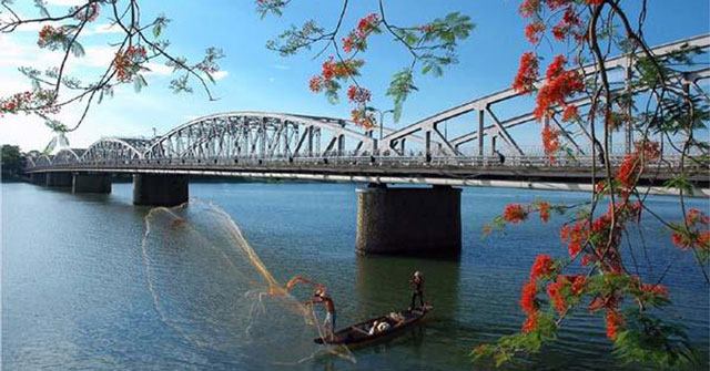 Phân tích vẻ đẹp sông Hương trong 