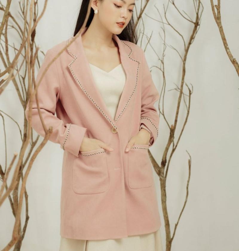 Phối váy liền dài với áo vest nữ