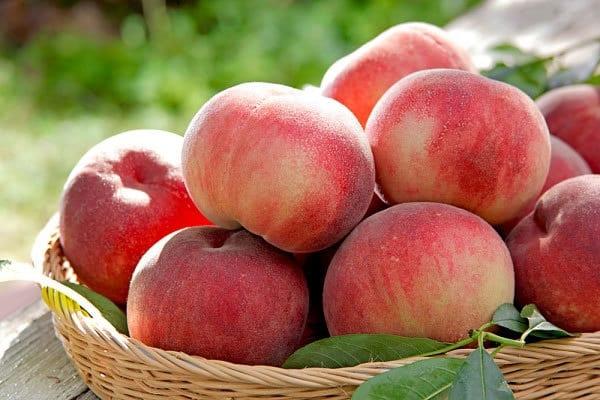 Quả đào được chọn bày mâm ngũ quả
