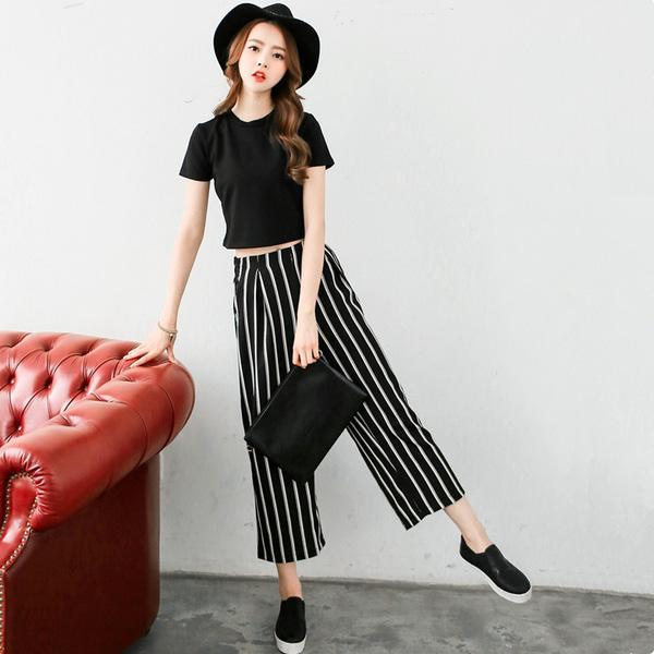 Kiểu áo croptop mix cùng quần kẻ sọc cũng là sự lựa chọn cho bạn.
