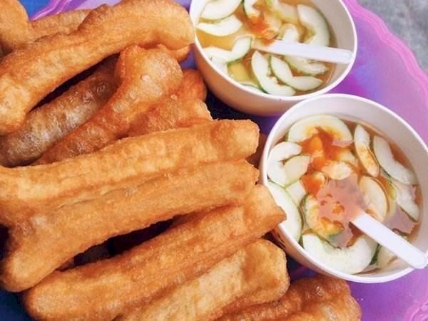 Quán Bánh Mì & Bánh Quẩy Sài Gòn bán hai loại là quẩy và bánh tiêu, ai mua thì cô chiên tại chỗ nên ăn rất ngon. Ngoài ra, quán có món nước chấm rất đặc sắc, pha vừa miệng.