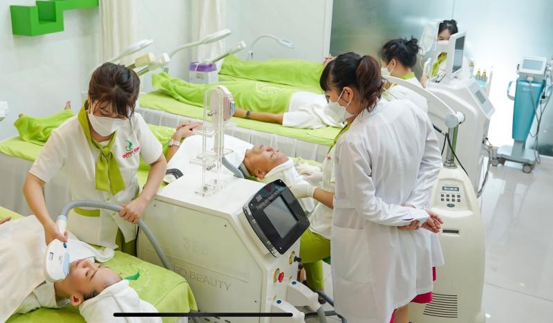 Trung tâm đang ứng dụng công nghệ trị mụn tận gốc bằng ánh sáng đa năng thế hệ mới – Blue Light để đặc trị các bệnh về da nói chung và điều trị mụn trứng cá nói riêng