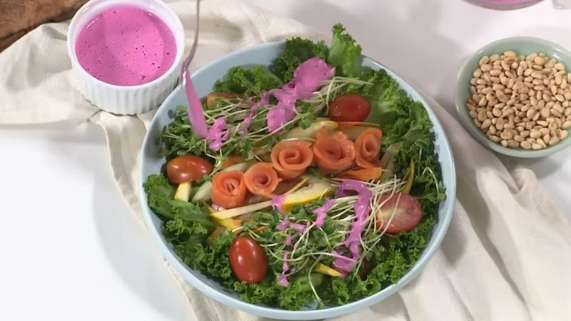 Salad cá hồi sốt thanh long