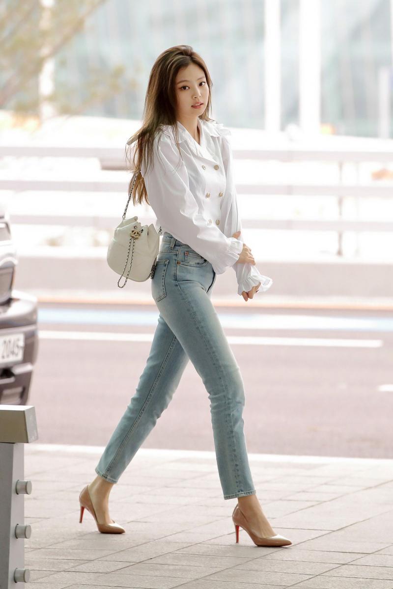 Áo sơ mi và quần jeans tạo sự trẻ trung, năng động