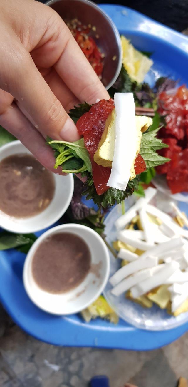 Sứa dai giòn, ở quán này, sứa đỏ sẽ được chấm cùng mắm tôm