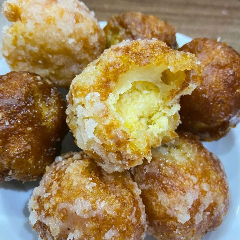 Bánh rán Thành Béo - Bánh Rán Mặn & Ngọt mới ra lò nóng hổi thơm lừng. Từng viên bánh nặn tay tuy hơi méo mó nhưng hương vị thì ngon tuyệt luôn.