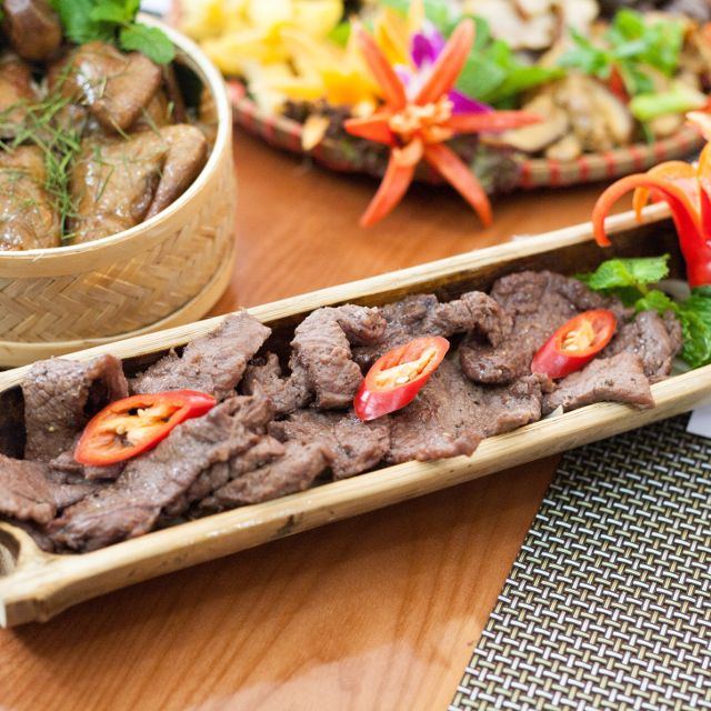 Bò nướng ống tre được bày đẹp mắt và cuốn hút
