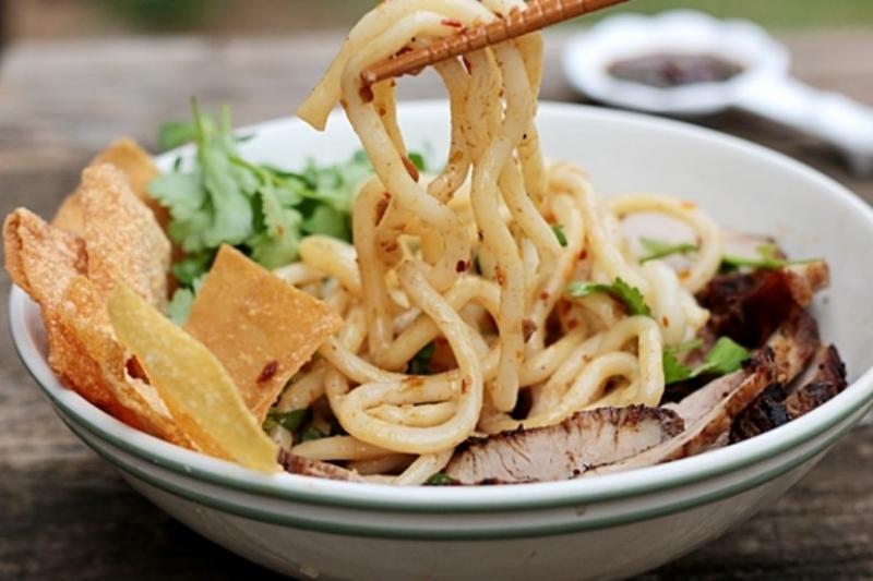 Cao Lầu là một món ăn rất phổ biến và nổi tiếng ở phố Hội
