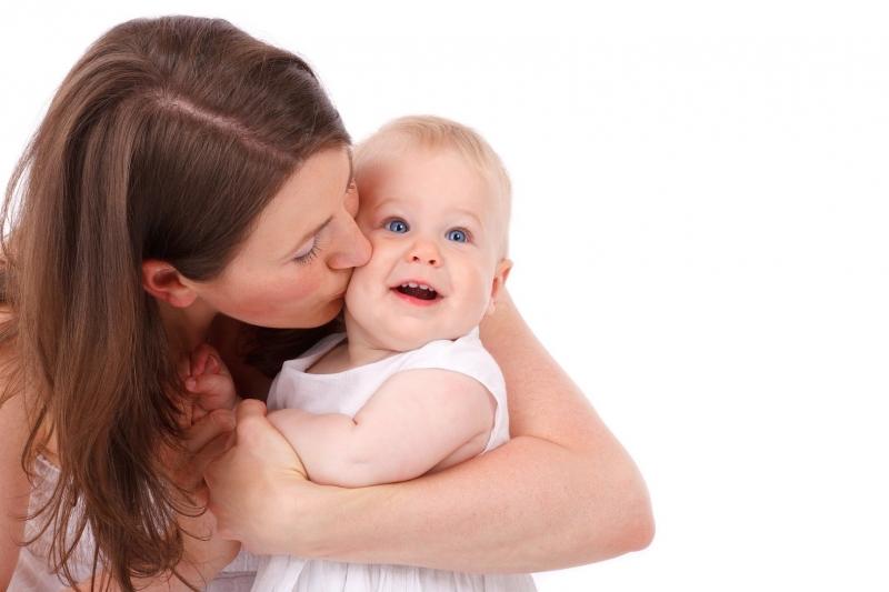 Tránh hôn trẻ khi bị tiêu chảy