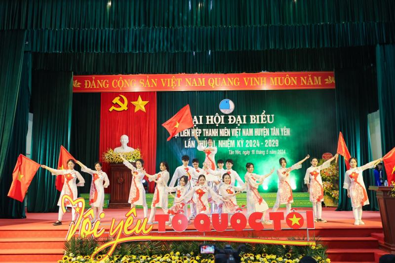 Trang phục biểu diễn Tuấn Lê