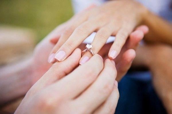 Trao nhẫn đính ước