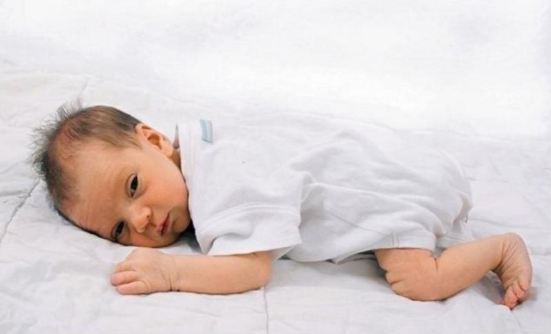 Trẻ phát triển chậm cũng là một trong các dấu hiệu chứng tỏ trẻ thiếu canxi