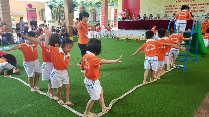 Trò chơi vận động: Di chuyển thành hàng
