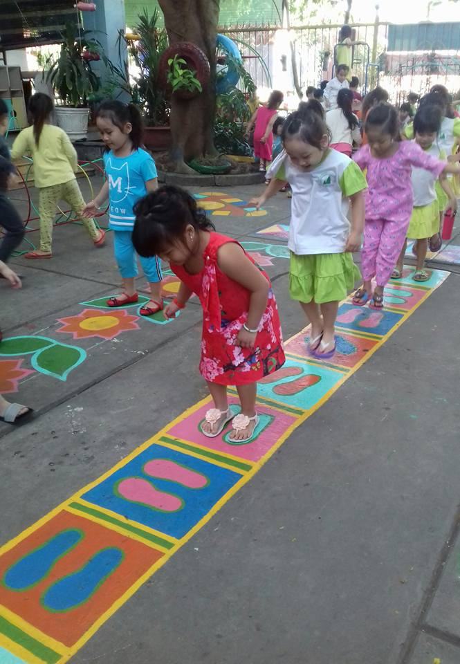 Trò chơi vận động: Giẫm các xốp bong bóng (ảnh minh họa)