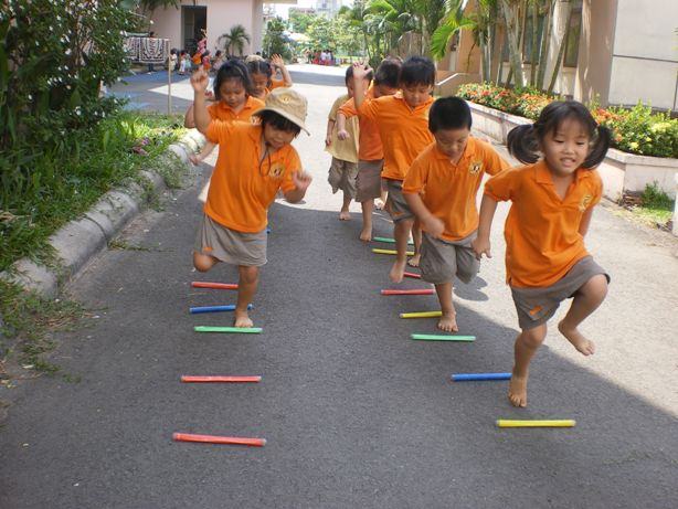 Trò chơi vận động: Nhảy lò cò
