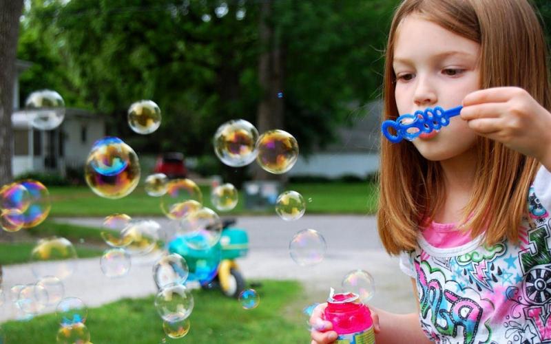 Trò chơi vận động: Thổi bong bóng xà phòng
