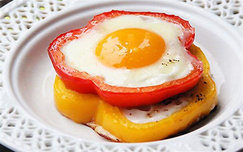 Người cao huyết áp hạn chế ăn trứng