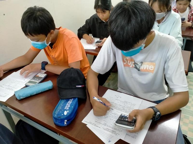 Trung tâm áp quản lý chặt chẽ việc học cũng như thành tích của các em học sinh thông qua việc điểm danh tại mỗi buổi học, thường xuyên tổ chức giải đề kiểm tra và thi thử