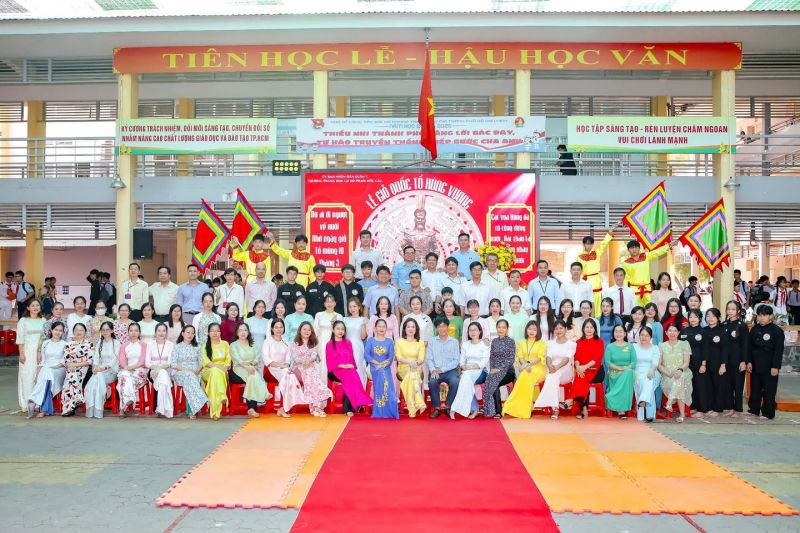 Trường THCS Phạm Hữu Lầu