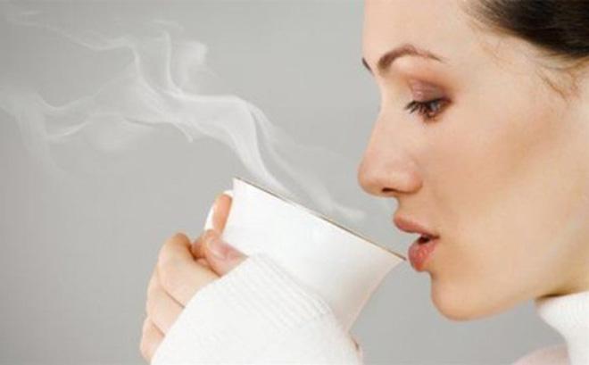 Bạn nên bổ sung nhiều nước cho cơ thể, tốt nhất là uống nước ấm