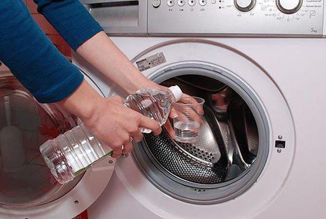 Vệ sinh máy giặt cửa trước bằng borax, nước rửa chén, giấm, tinh dầu