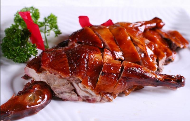Da vịt quay có màu nâu sậm, mỏng và giòn, lan tỏa một mùi hương nồng nàn hấp dẫn