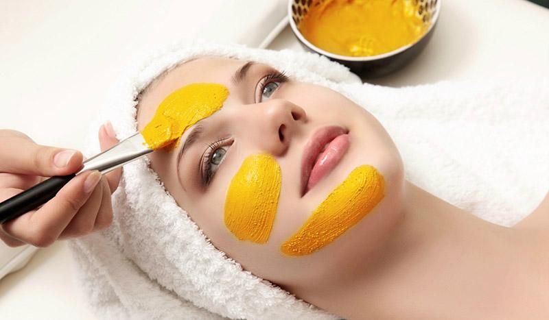 nghiền vài miếng xoài rồi trộn cùng sữa, thoa lên mặt sẽ là một trong những cách dưỡng ẩm và làm mềm da mang lại hiệu quả cao nhất mà bạn không nên bỏ qua.